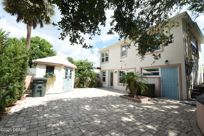 Building Photo - 403 N Oleander Ave