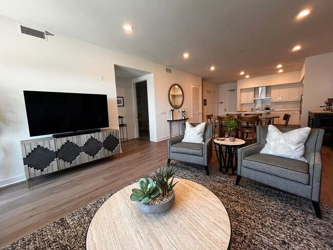 Building Photo - Luxury Condo in Lexington at Central Park West - Available Beginning of September!!
