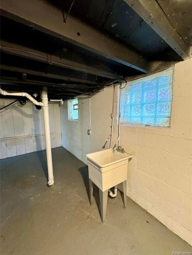 Building Photo - 18488 Fairport St