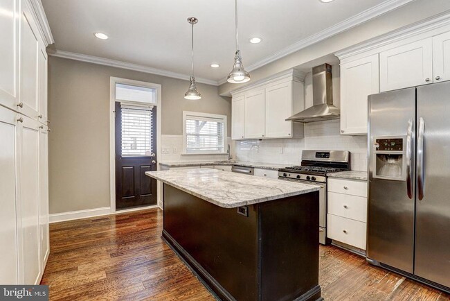 Building Photo - 505 S Lakewood Ave