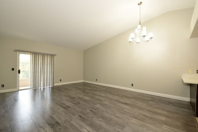 Building Photo - Live In The Heart Of Summerlin 2 Bed 2 Bat...