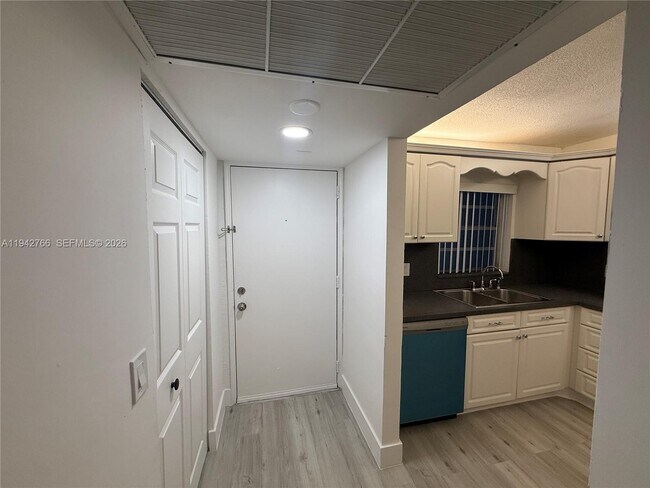 Building Photo - 9470 Live Oak Pl