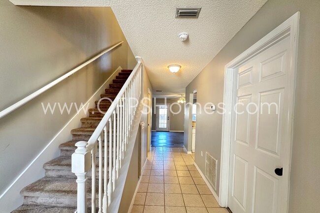 Building Photo - AVAILABLE NOW - Fort Walton Beach townhome!