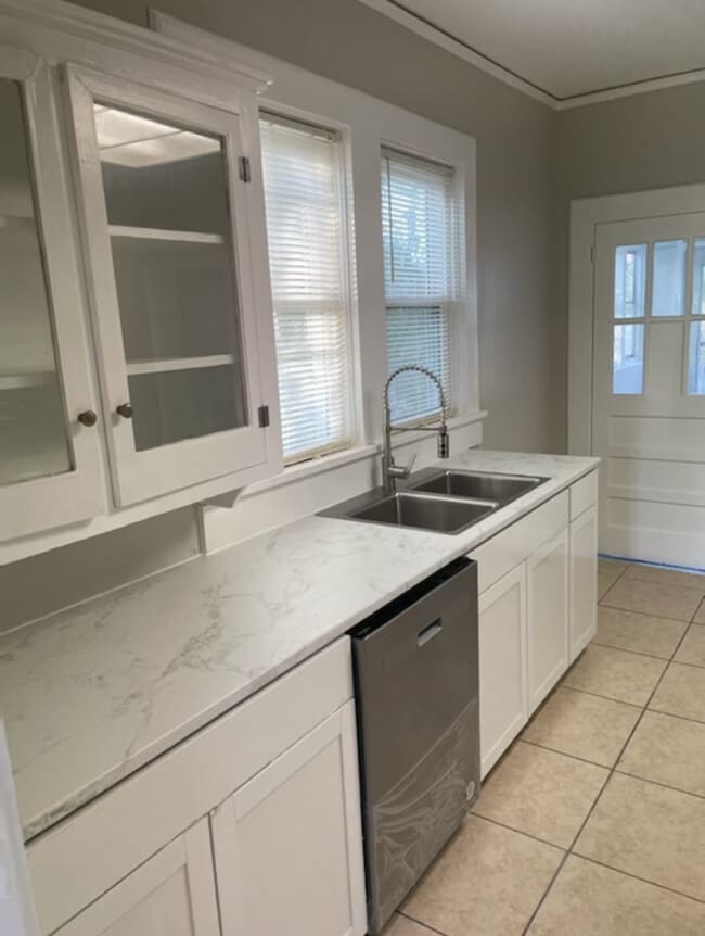 Building Photo - 506 6th Ave N