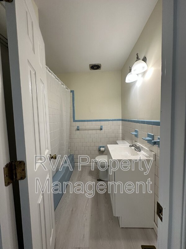 Building Photo - 12070 Karen Dr