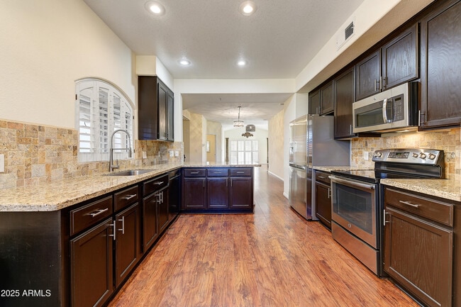 Building Photo - 8653 E Royal Palm Rd