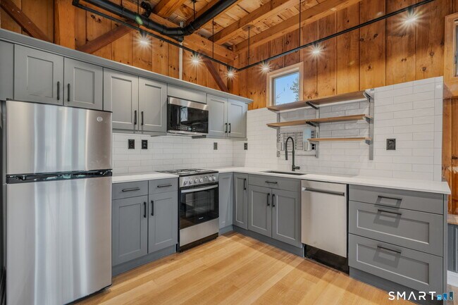 Building Photo - 13 Meadowood Ln