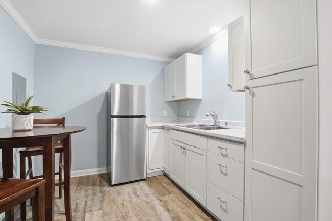 Building Photo - 7417 Shadowlake Dr