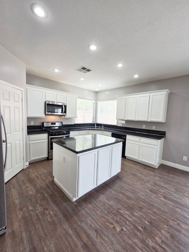Building Photo - Spacious 3 Bed + Loft & Den with Soaring Ceilings