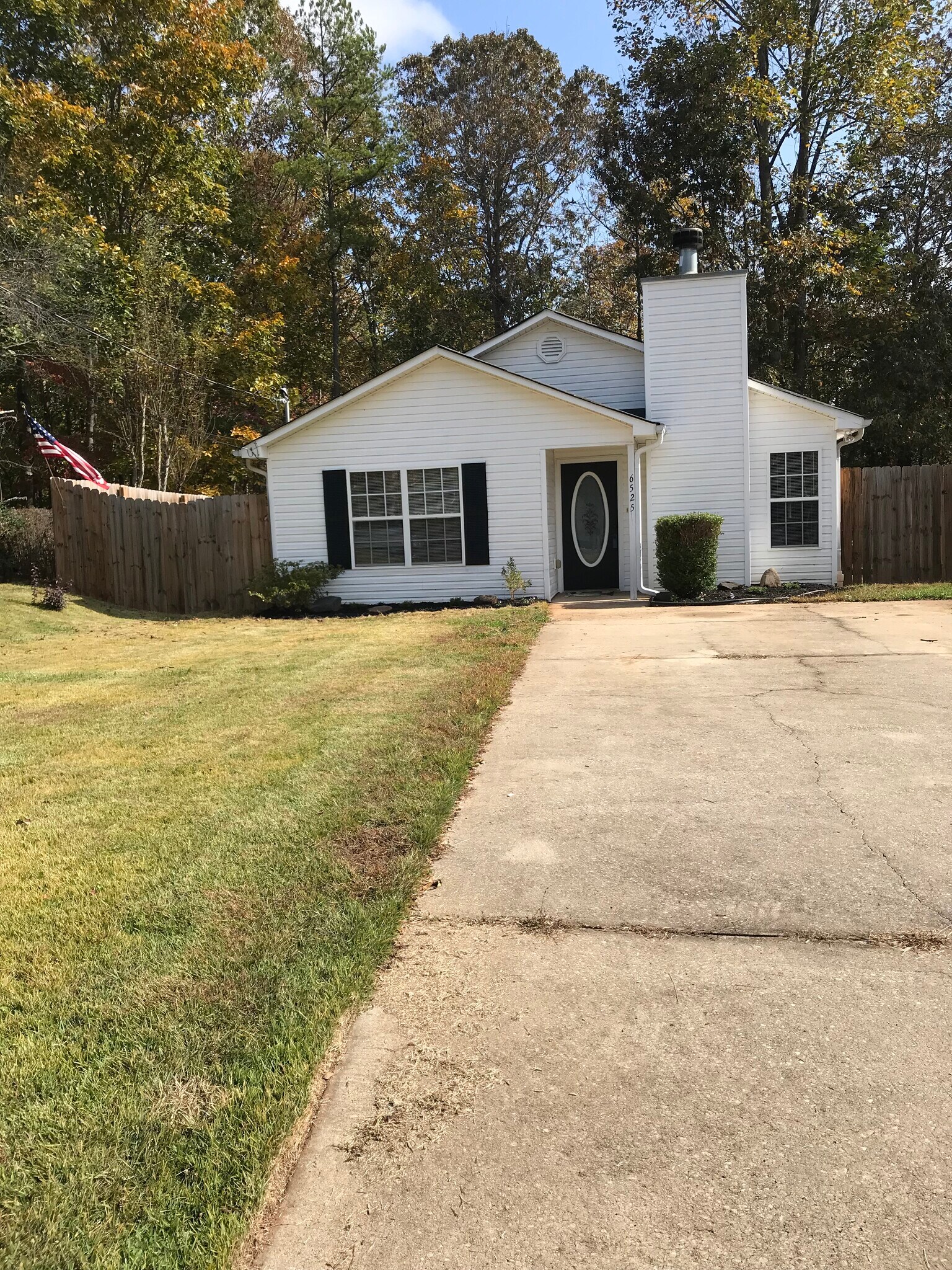 Flat driveway. Peaceful setting, fenced backyard. - 6525 Quail Trail