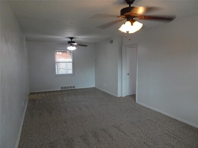 Building Photo - 2305 Maple Dr