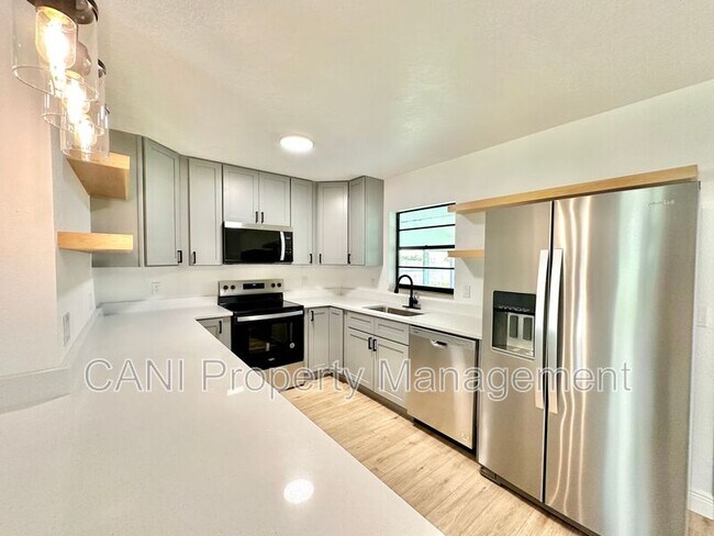 Building Photo - 2517 Royal Palm Dr