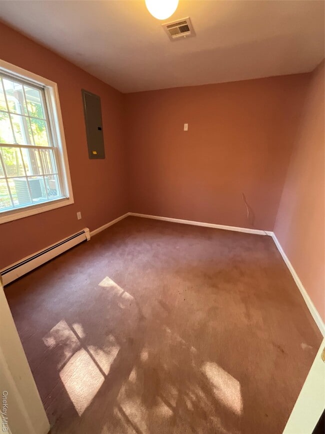 Building Photo - 80 Old Quaker Hill Rd