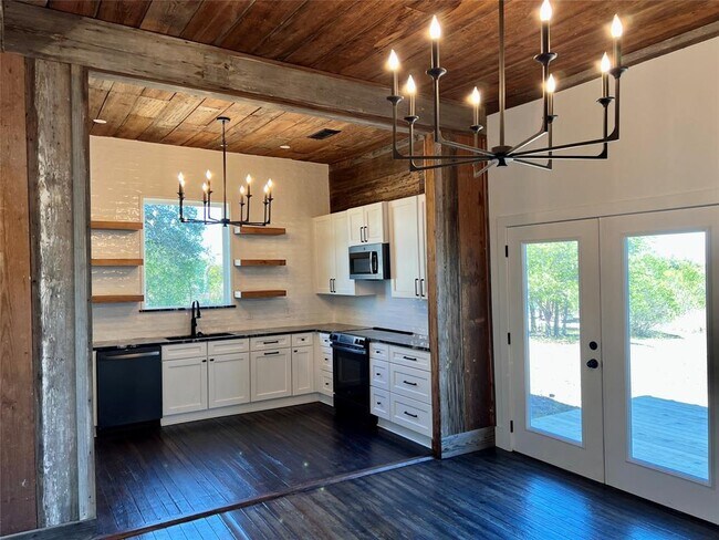 Building Photo - 305 Hall St