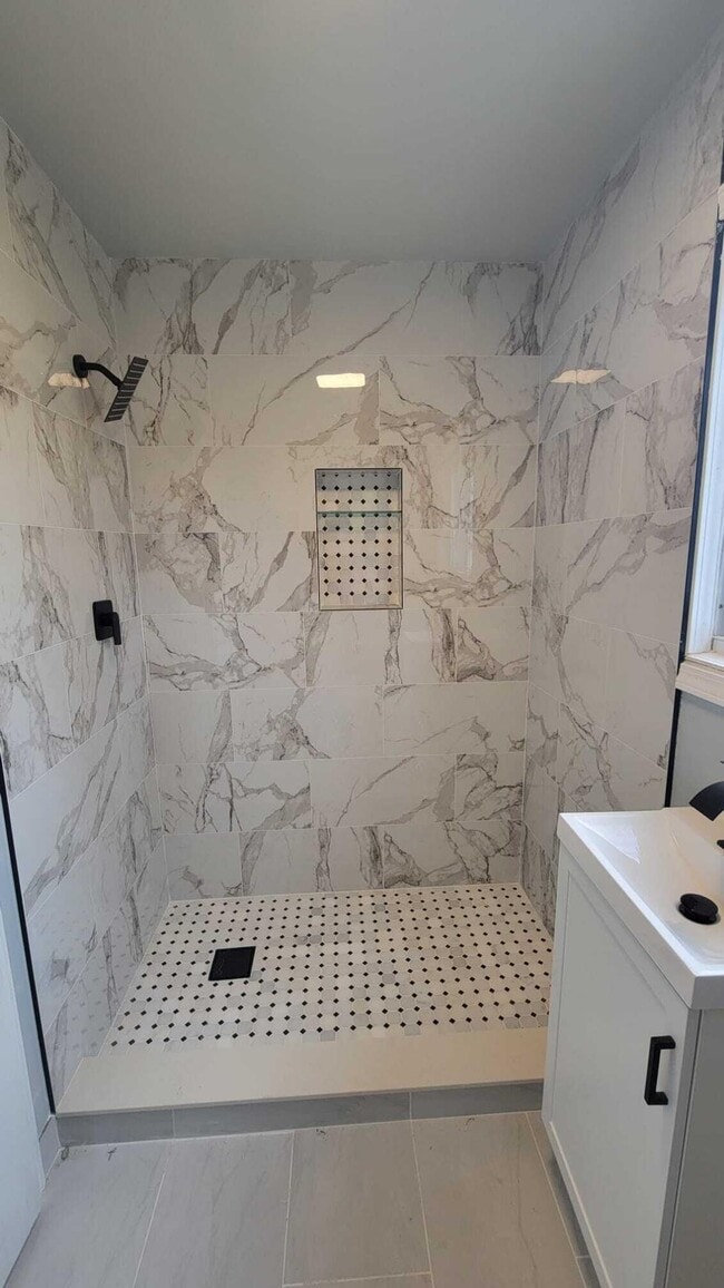 Building Photo - 655 Robinwood Dr