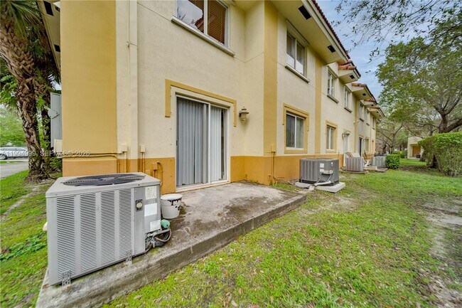 Building Photo - 6235 SW 47th Manor