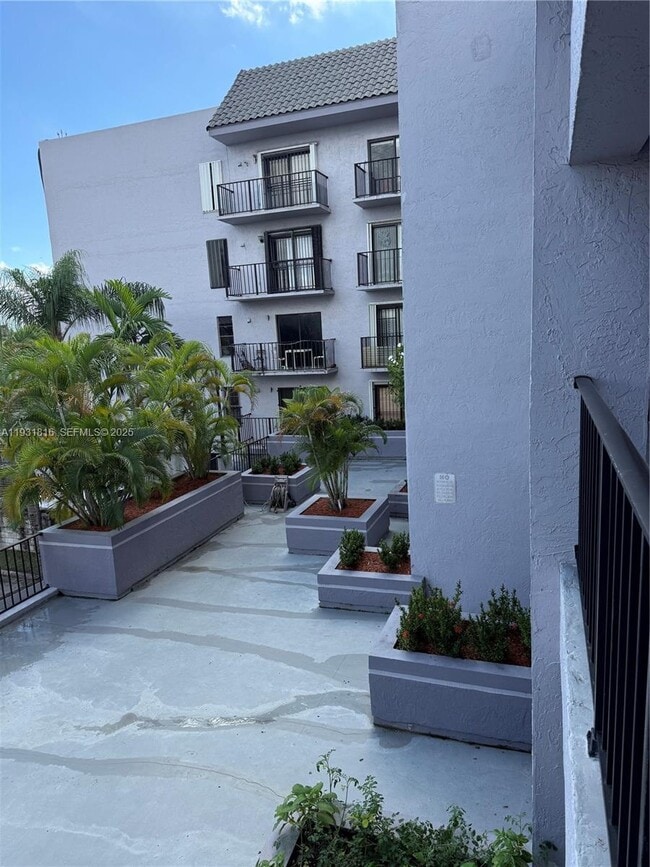 Building Photo - 777 SW 9th Ave