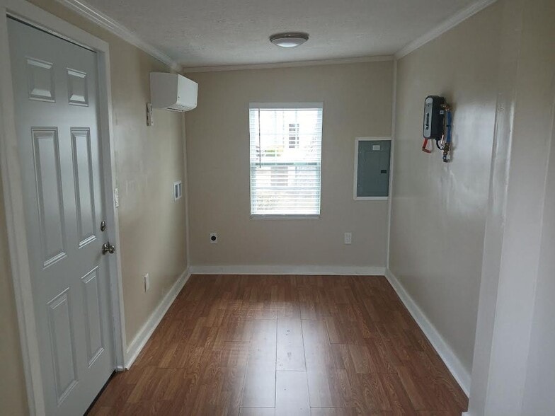 Building Photo - 319 1/2 E. 11th St