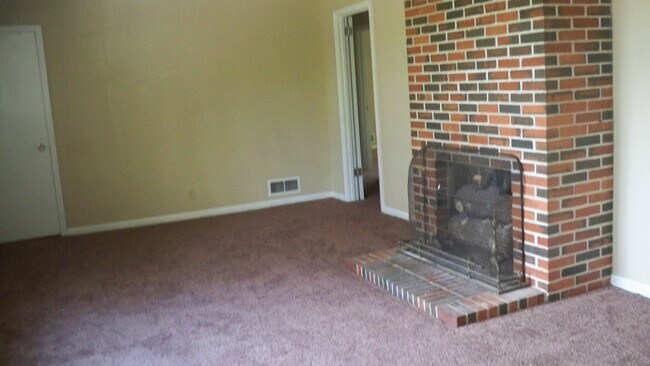 Building Photo - 2716 Wood Dr NE