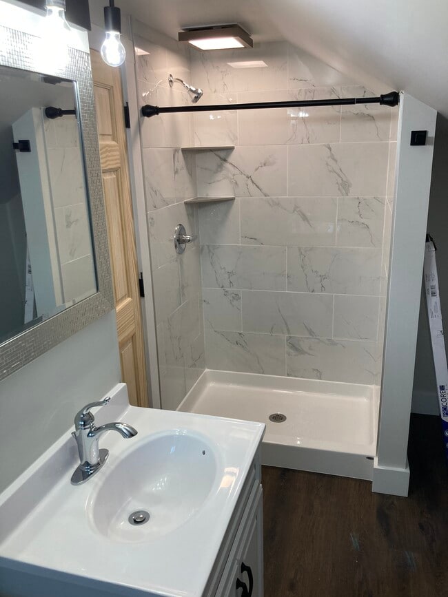 Building Photo - 1035 W 36th St