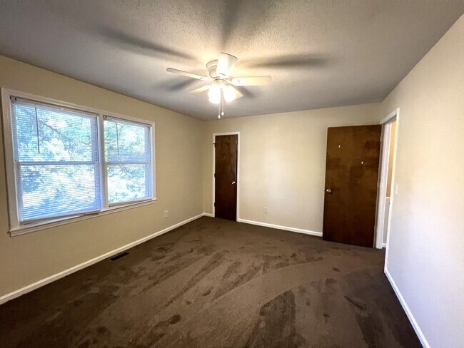 Building Photo - Two story duplex home! feels private like ...
