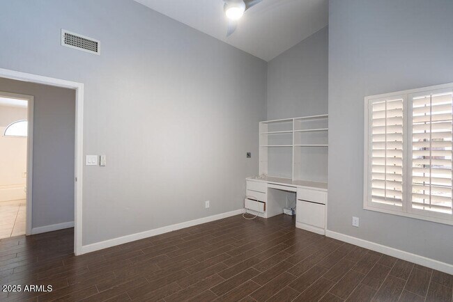 Building Photo - 5132 E Grandview Rd