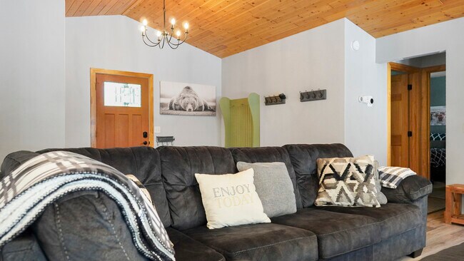 Building Photo - 15955 Bayview Dr NE