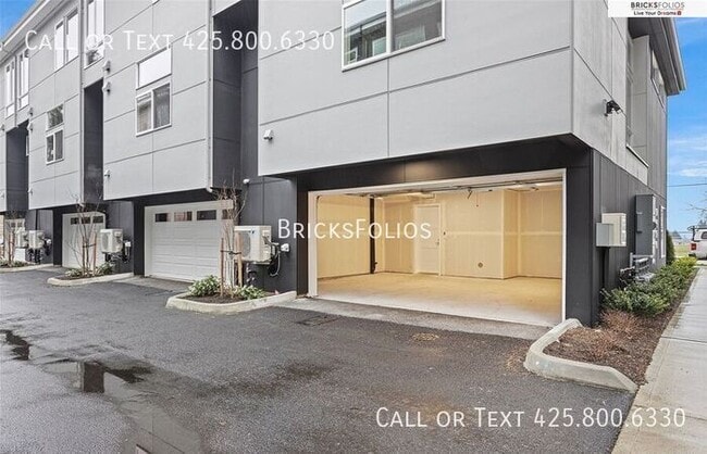 Building Photo - Move-In Ready Townhome with Ground Floor Suite & Views of Olympic Mountains