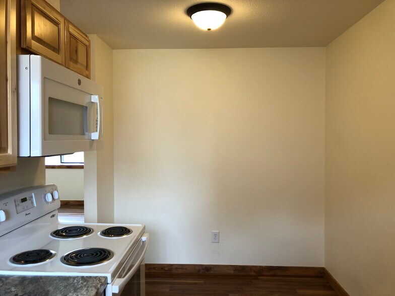 Building Photo - 605 Princeton Ave N