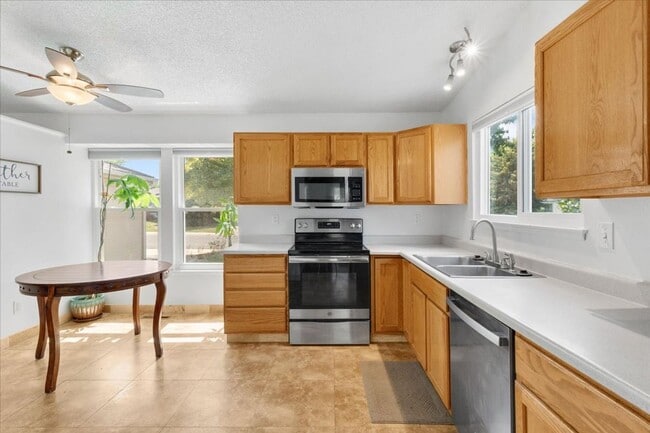 Building Photo - Charming 5BR  3BA w/ Attached Garage in Centennial! Owner is offering 50% off one month's rent!