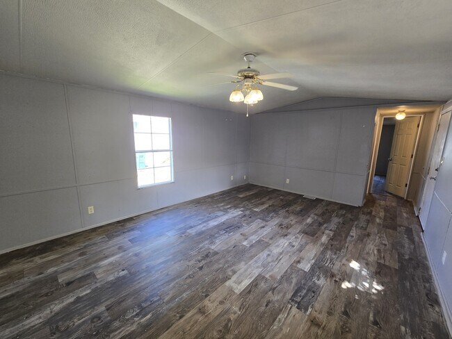 Building Photo - 700 W Ridgeway Ave