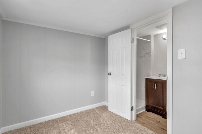 Building Photo - 2 Bed and Den