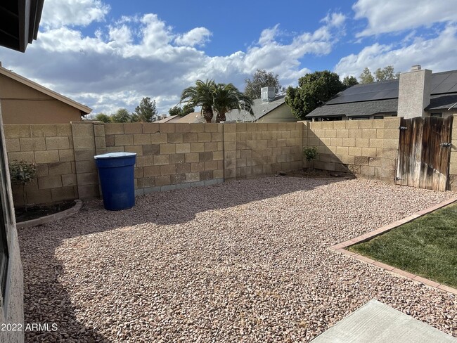 Building Photo - 710 W Cheyenne Dr