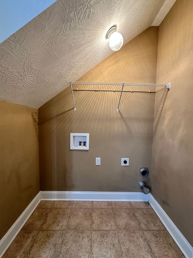Building Photo - 3 bed/2 bath home with 1-car garage for re...