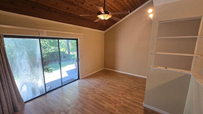 Building Photo - 8341 Valley View Ct
