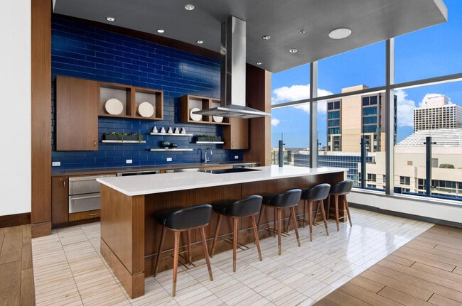 Building Photo - 845 N State St