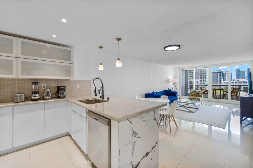 Building Photo - 1717 N Bayshore Dr