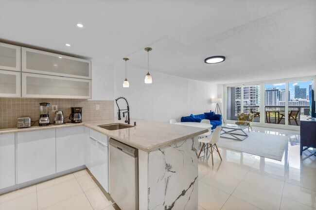 Building Photo - 1717 N Bayshore Dr