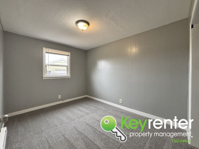 Building Photo - 4 Bedroom 2 Bathroom Tacoma Rental with Ga...