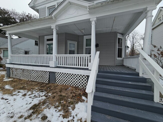 Building Photo - 1721 W Sherman Ave
