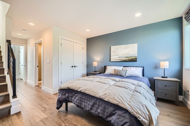 Building Photo - Modern stylings and cutting-edge convenien...