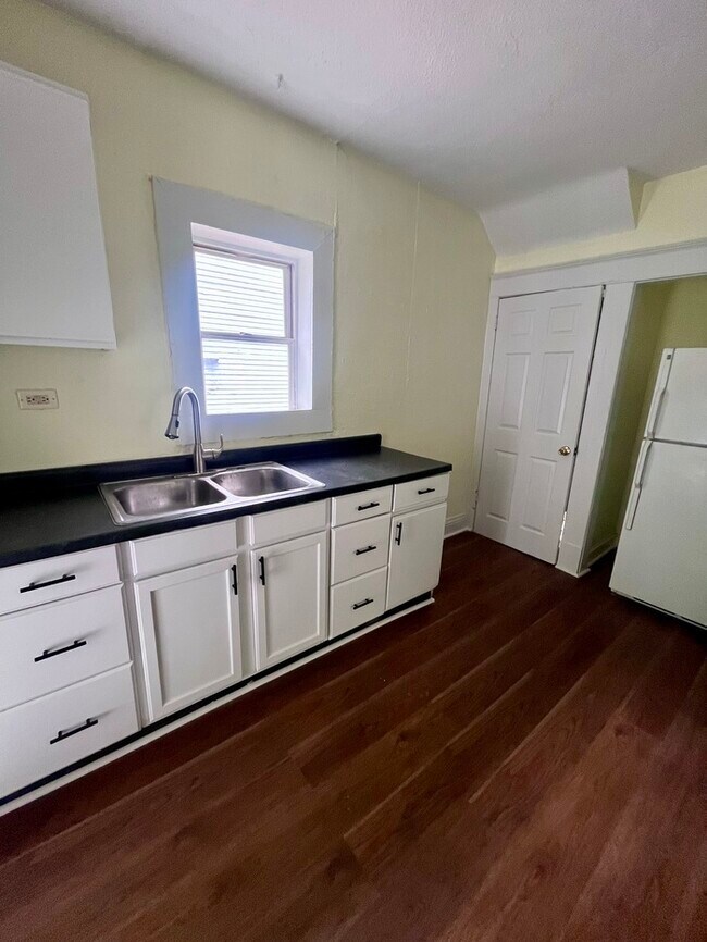 Building Photo - Newly Renovated Single Family Home!