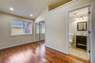 Building Photo - 5726 Roosevelt Way NE