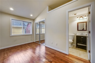 Building Photo - 5726 Roosevelt Way NE