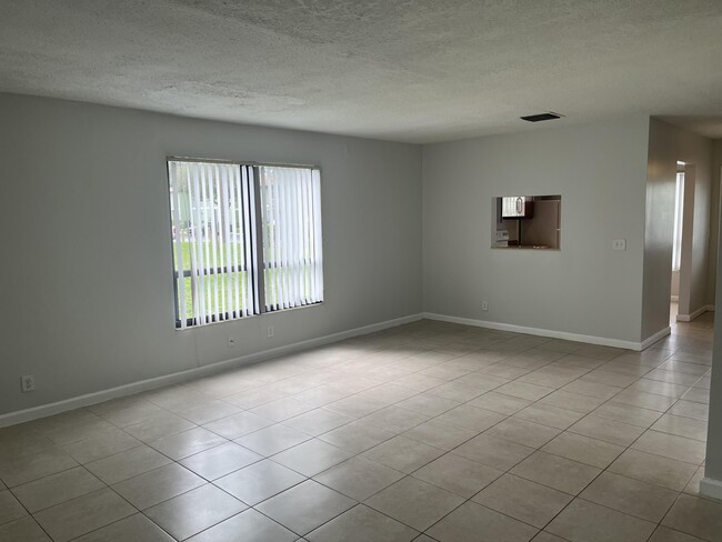 Building Photo - 796 Hill Dr