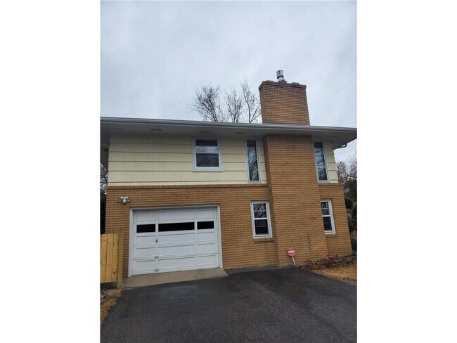 Building Photo - 2488 Chatsworth St N
