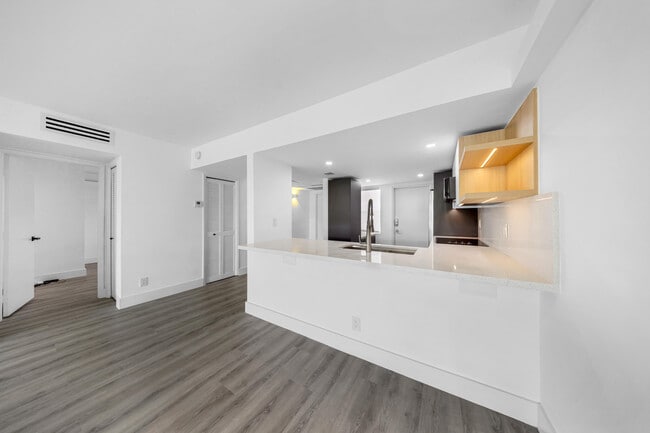 Building Photo - 3151 S Palm Aire Dr