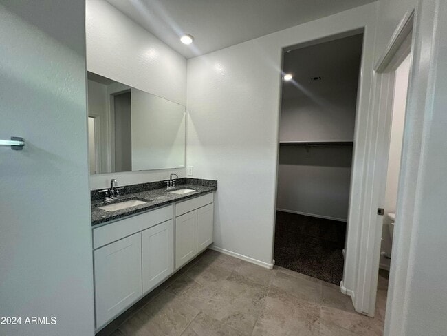 Building Photo - 1575 E Lardner Dr