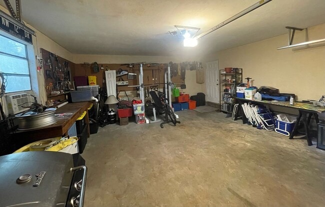 Building Photo - 3BR/2BA Home with Bonus/Game Room in Quiet Residential Neighborhood