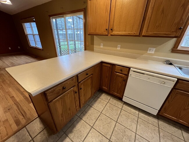 Building Photo - 3BR / 2BA  - with Fenced in backyard